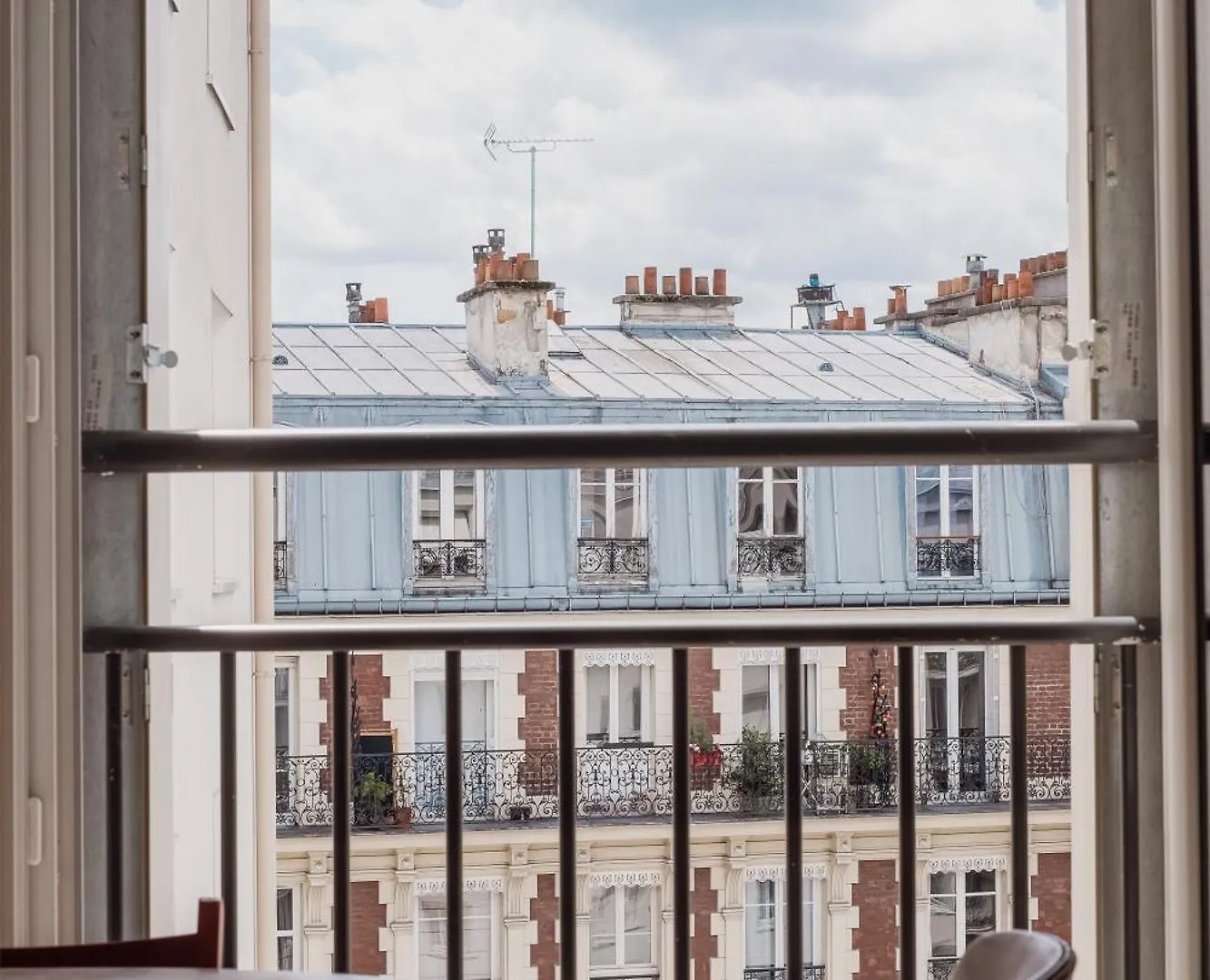 Veeve - Meticulously Minimalist Apartment Paris